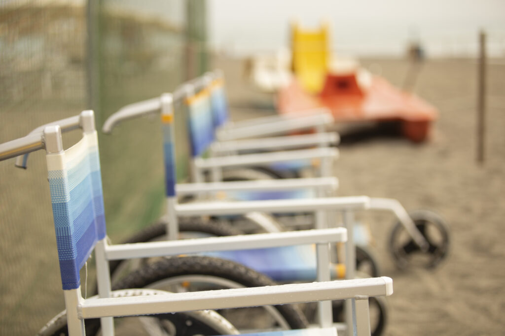 sedie a rotelle attrezzate per la spiaggia